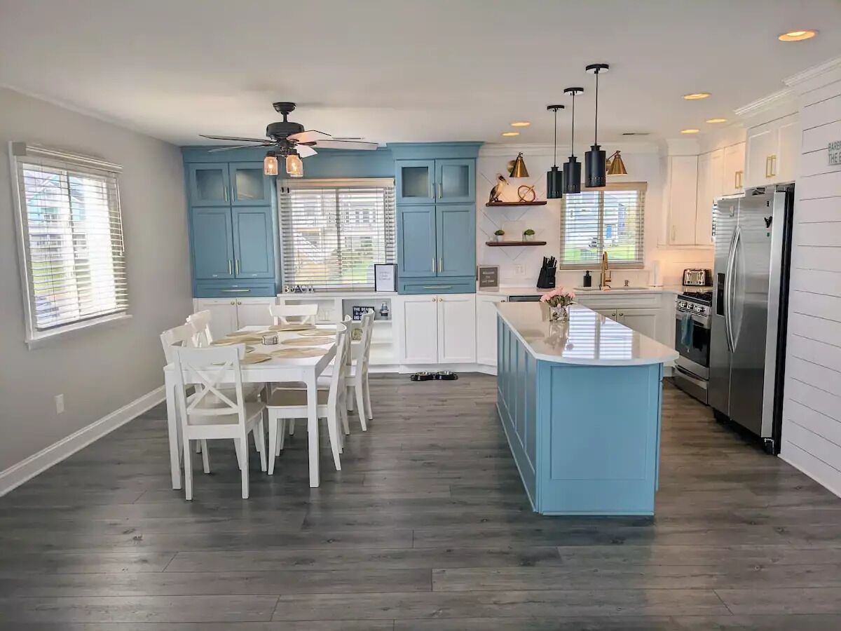 ☆ Beachfront Home w/ Stunning Views, Hot Tub, Luxury Kitchen & Private Beach! 