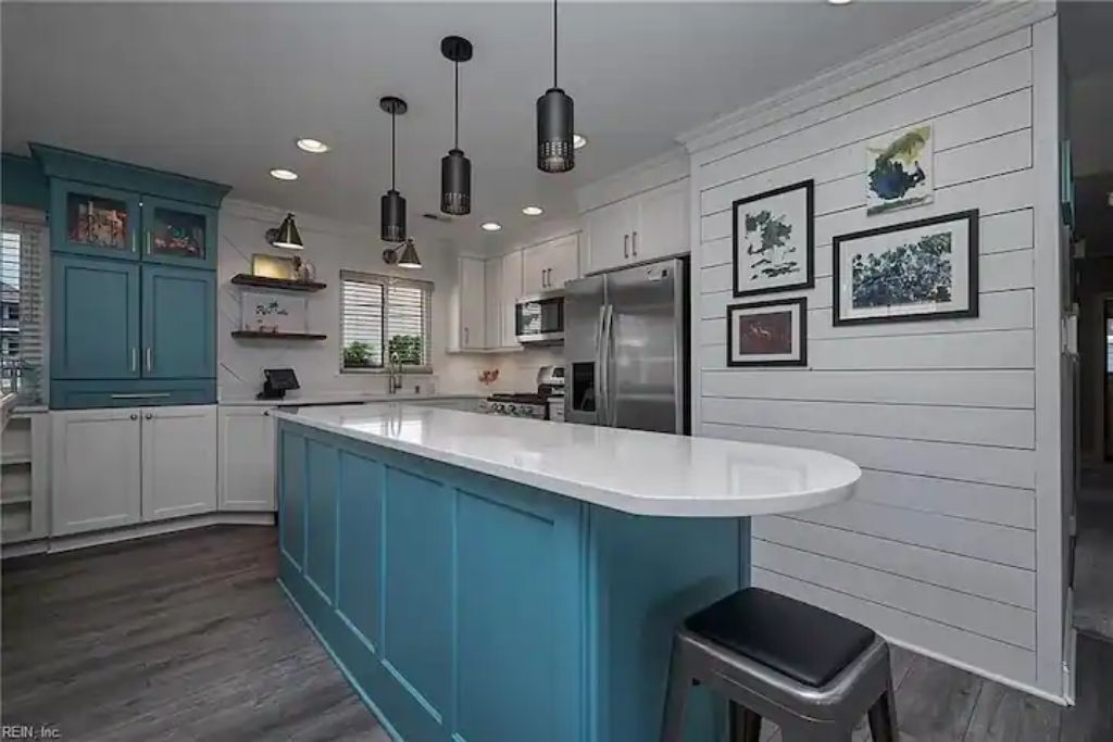 ☆ Beachfront Home w/ Stunning Views, Hot Tub, Luxury Kitchen & Private Beach! 