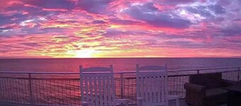 ☆ Beachfront Home w/ Stunning Views, Hot Tub, Luxury Kitchen & Private Beach! 