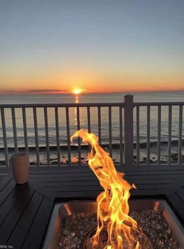 ☆ Beachfront Home w/ Stunning Views, Hot Tub, Luxury Kitchen & Private Beach! 