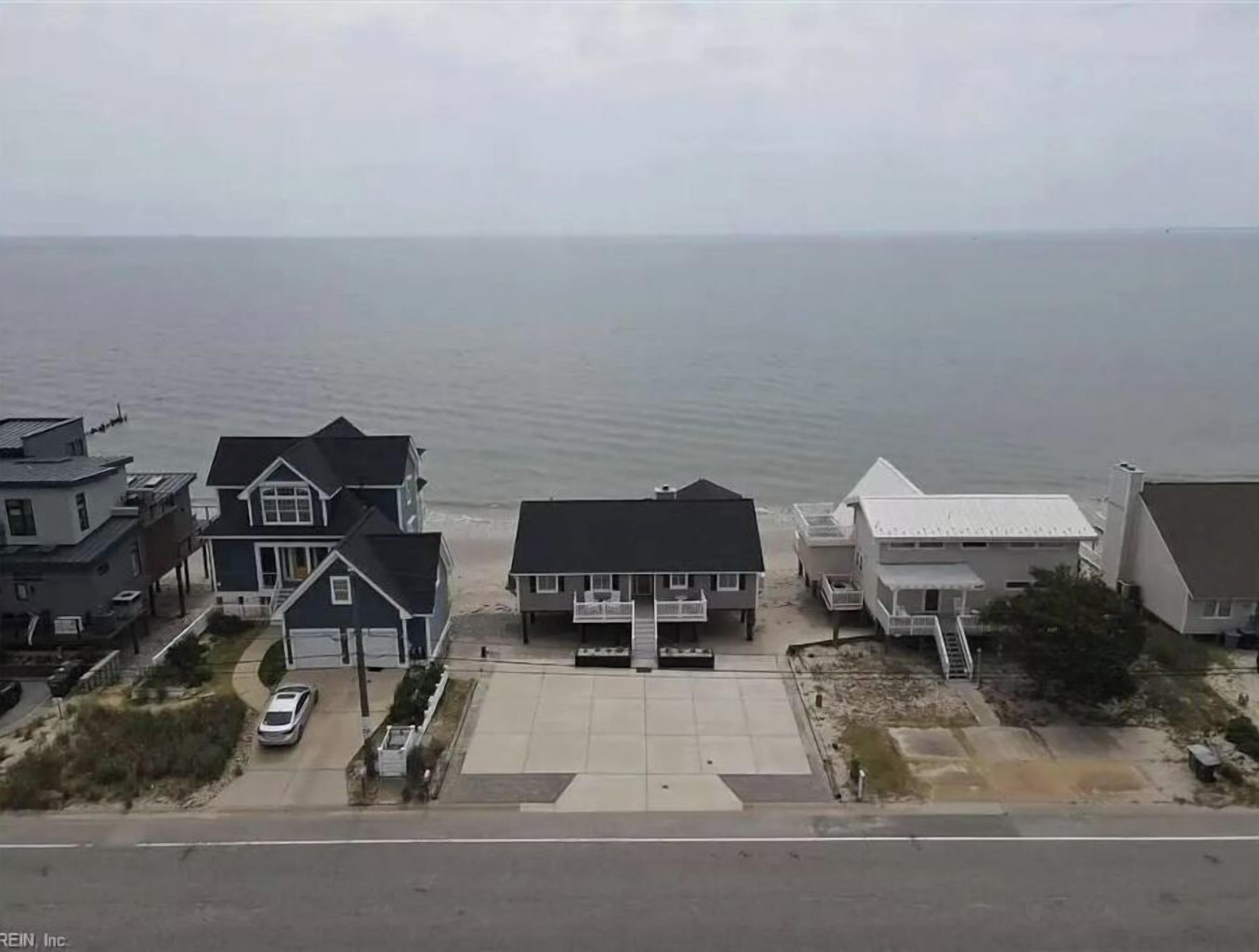 Et kystnært boligområde med huse lige ned til stranden.
