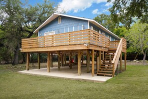 Exterior - Cozy Modern Lakehouse - 3 minutes from the lake! (Canyon Lake)