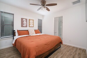 Room - Cozy Modern Lakehouse - 3 minutes from the lake! (Canyon Lake)