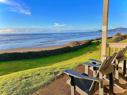 Oceanfront studio with King bed, hot tub & AC