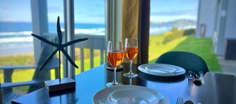 Oceanfront studio with King bed, hot tub & AC