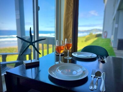 Oceanfront studio with King bed, hot tub & AC