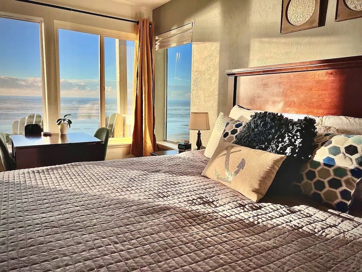 Oceanfront studio with Hot-tub and King bed