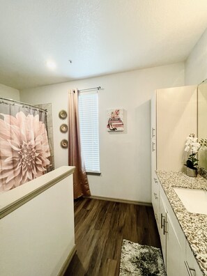 Kombinert dusj/badekar, hårføner, håndklær og såpe