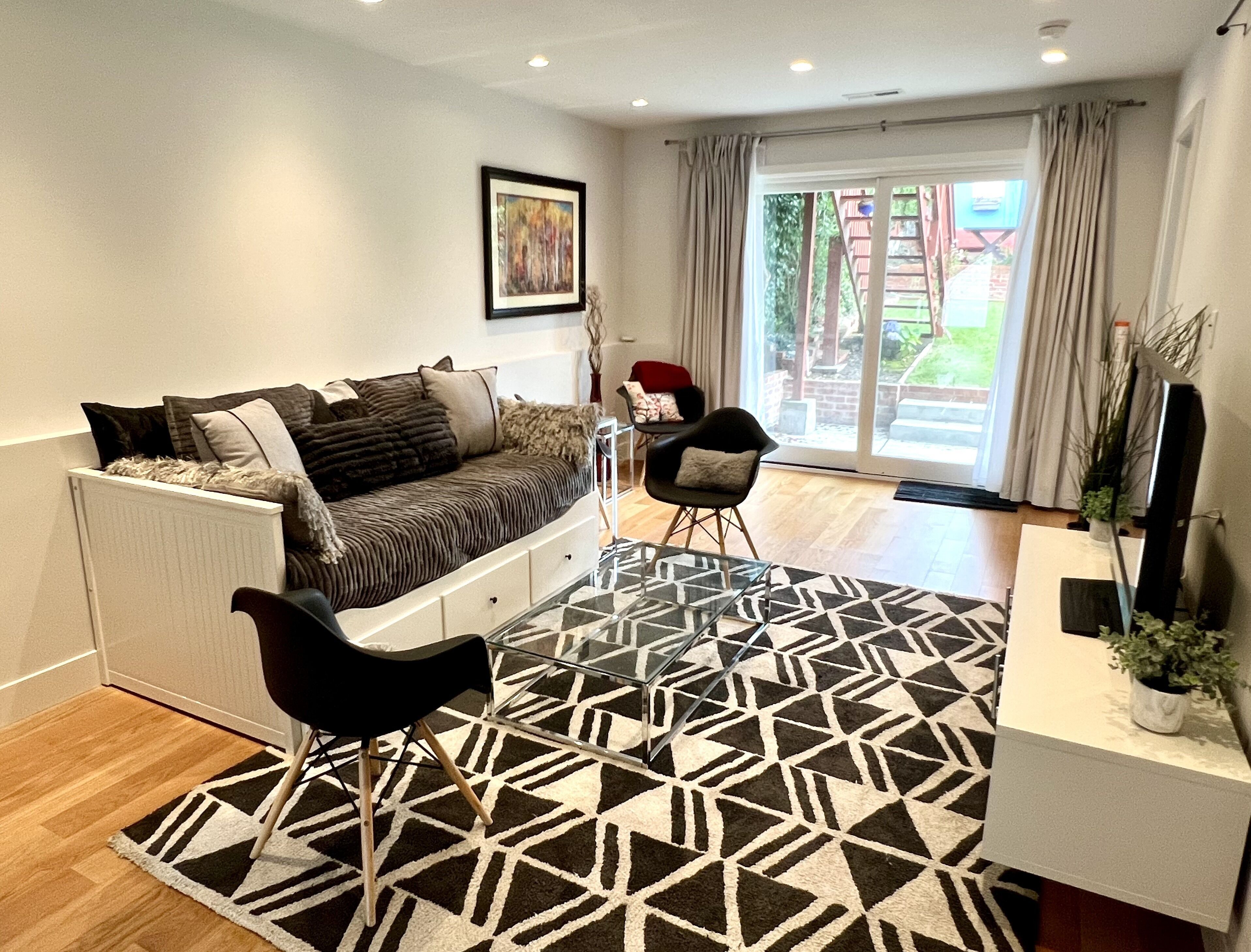 Spacious modern 3BR/3BA House with yard, hottub & parking - with flexible lease!