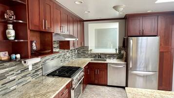 Réfrigérateur, four à micro-ondes, un four, surface de cuisson