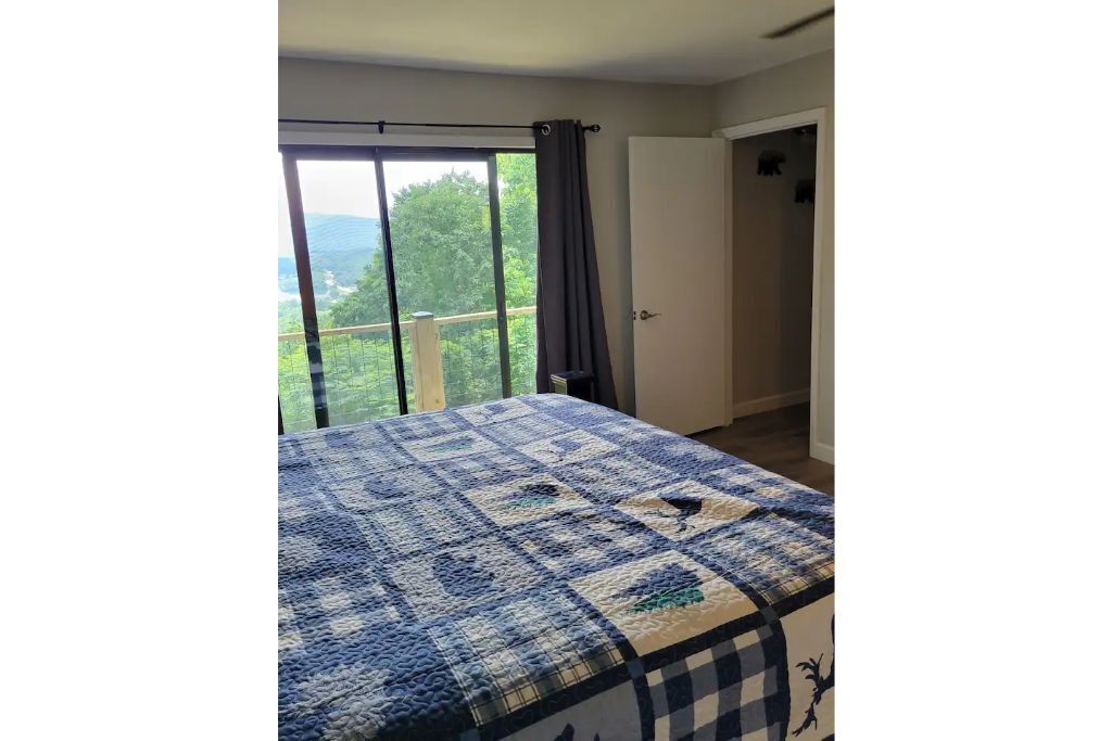 Lakeview Cabin with hot tub