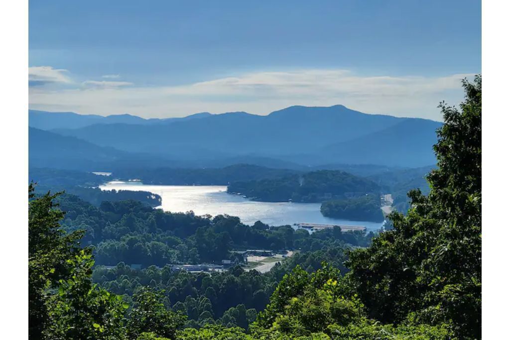 Lakeview Cabin with hot tub
