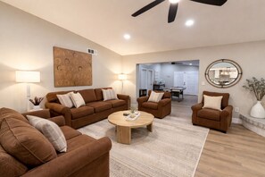 Smart-TV, Videospiele, Tischfußball, Tischtennisplatte