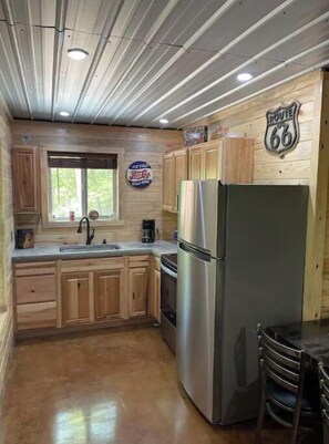 Fridge, microwave, oven, stovetop - Nostalgic Route 66 Cabin near Blue Springs Ranch (Bourbon)
