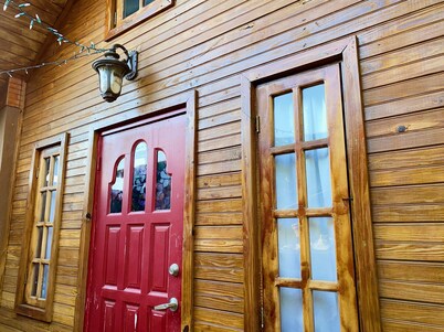 Relaxing Loft Studio Cabin - 5 min from the beach!