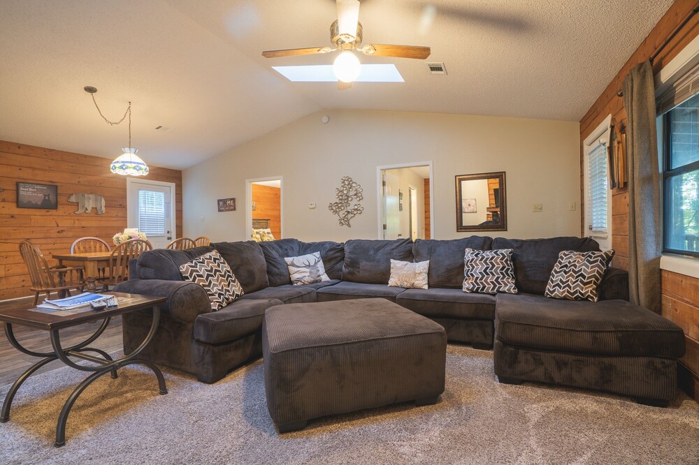 Cabin H, A beautiful Log Cabin surrounded by National Forrest on Lake Ouachita!