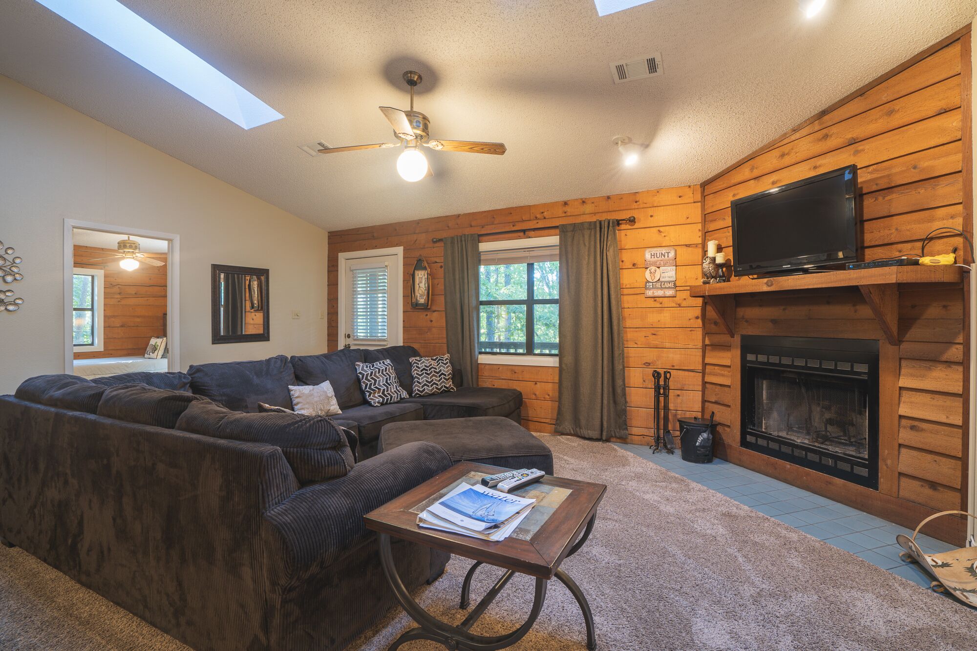 Cabin H, A  beautiful Log Cabin surrounded by National Forrest on Lake Ouachita!