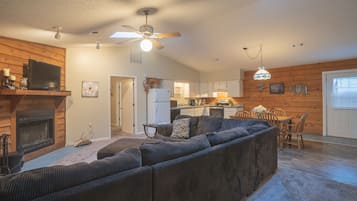 Una televisión, una chimenea