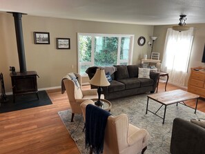 Smart TV, fireplace - Fish Hatchery House (Bandon)