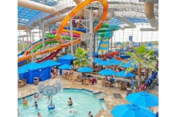 Pool - Lovely 5 BR|GAMEROOM| Cowboys🌟Stadium, Six Flags🎢 (Grand Prairie)