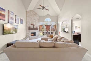 Smart TV, fireplace, table football, stereo - Lovely 5 BR|GAMEROOM| Cowboys🌟Stadium, Six Flags🎢 (Grand Prairie)