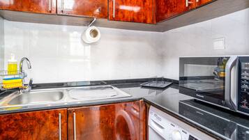 Premium House | Private kitchen | Full-size fridge, microwave, oven, stovetop