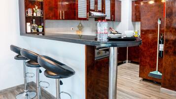 Casa Premium | Cocina privada | Refrigerador con congelador, microondas, horno y parrilla de estufa