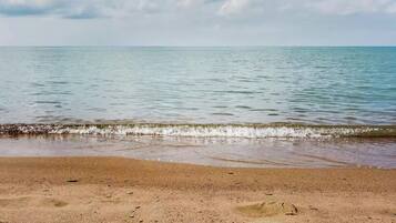 Beach nearby, sun loungers, beach towels