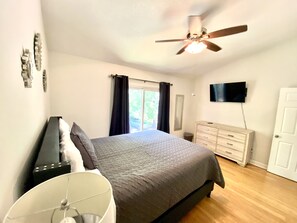 4 室のベッドルーム、デスク、アイロン / アイロン台、インターネット