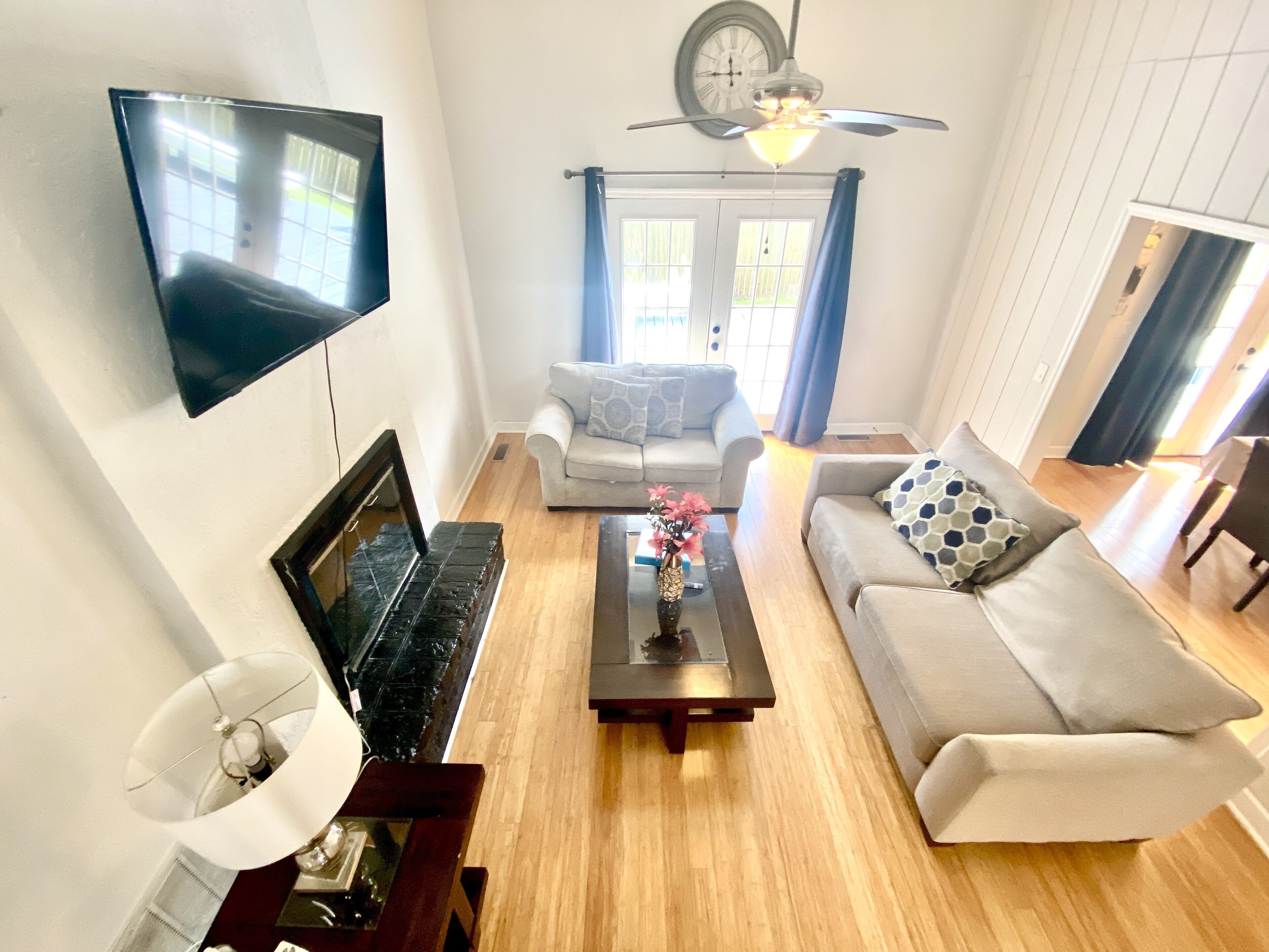 Centrally Located Townhouse! Spacious 4 BR Near Beaches and Downtown.