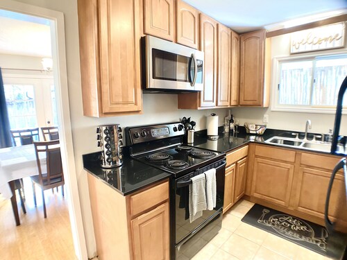 Centrally Located Townhouse! Spacious 4 BR Near Beaches and Downtown.