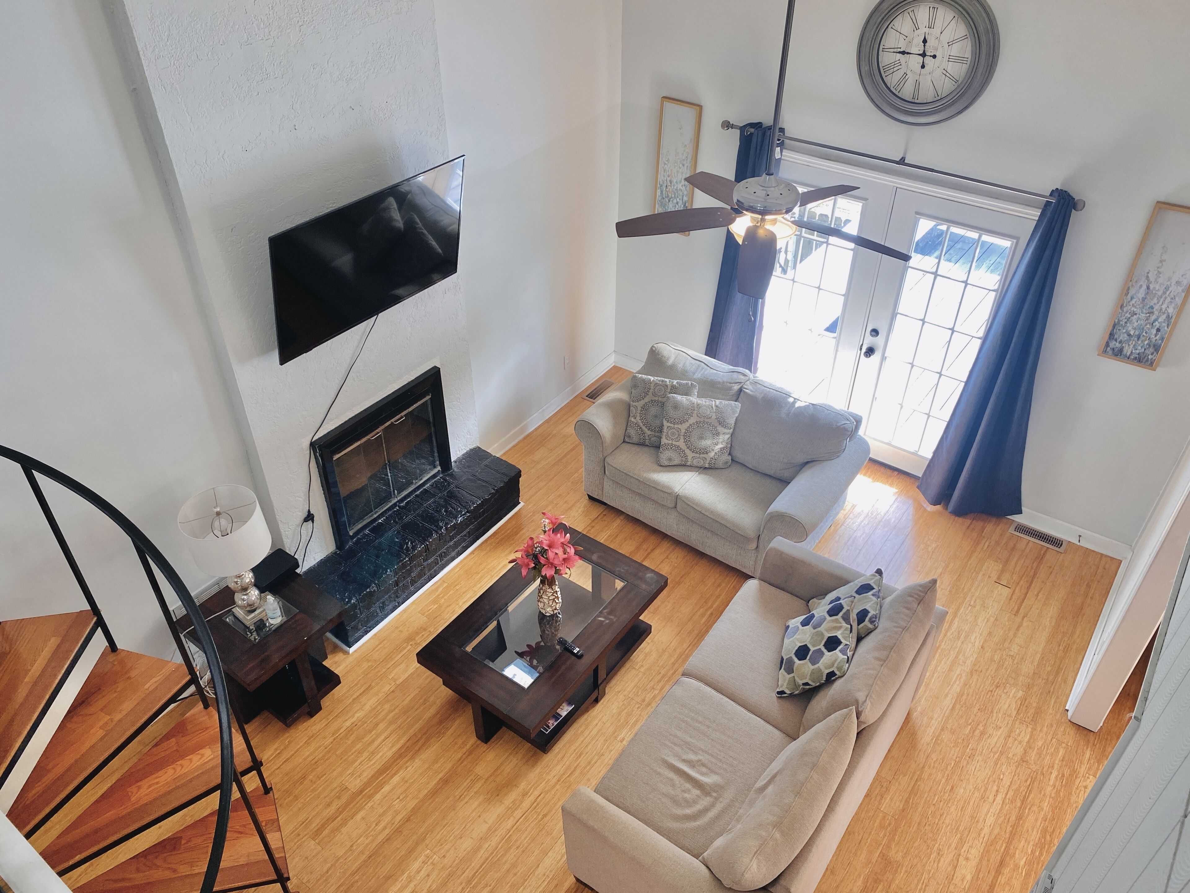 Centrally Located Townhouse! Spacious 4 BR Near Beaches and Downtown.