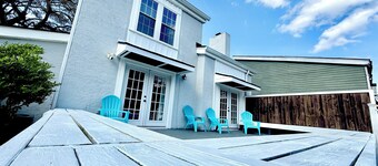 Centrally Located Townhouse! Spacious 4 BR Near Beaches and Downtown.