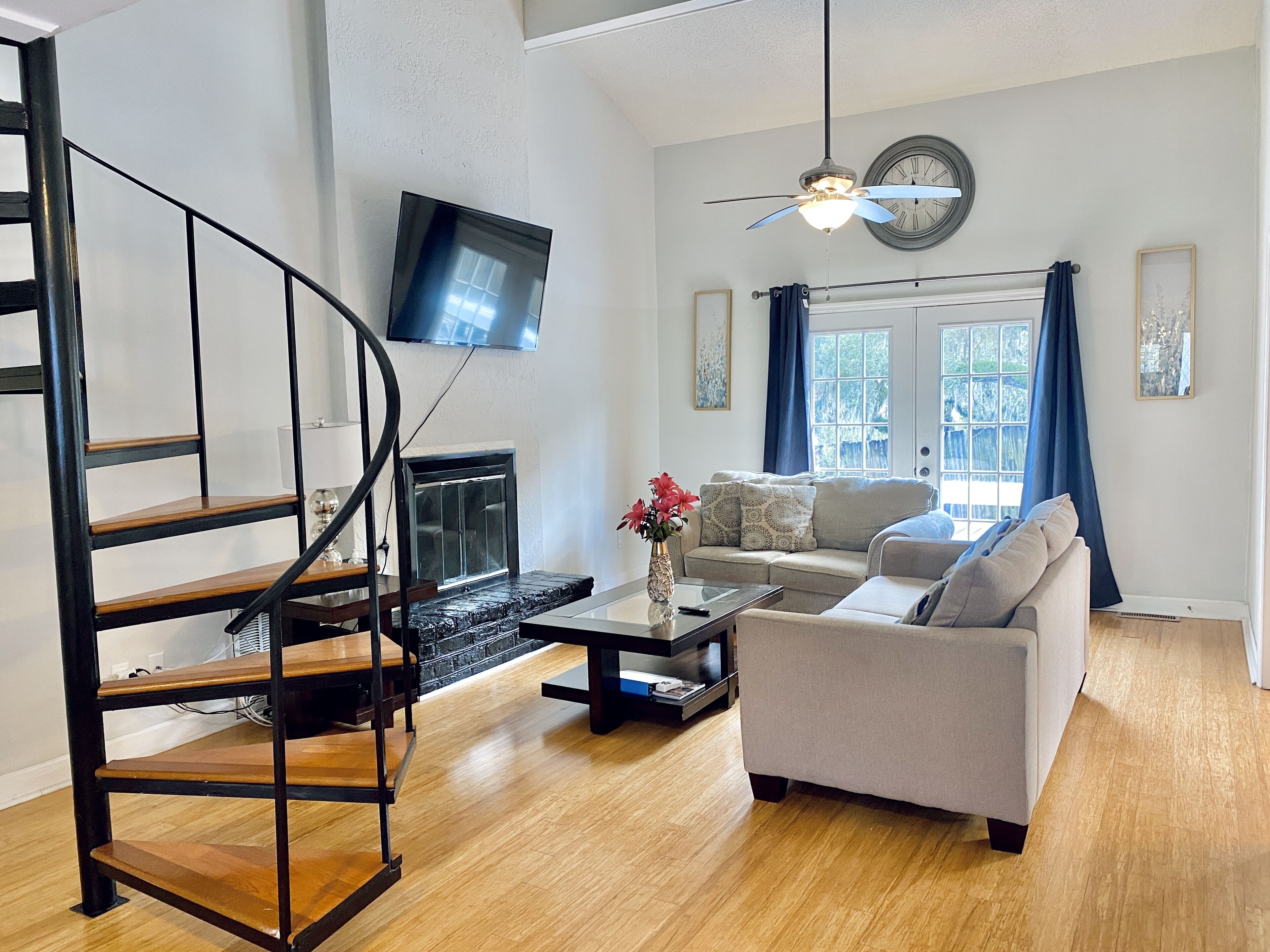 Centrally Located Townhouse! Spacious 4 BR Near Beaches and Downtown.