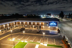 Un hôtel doté d’un parking, de plusieurs chambres et d’une enseigne indiquant « Aspire Inn Studios & Spas ».