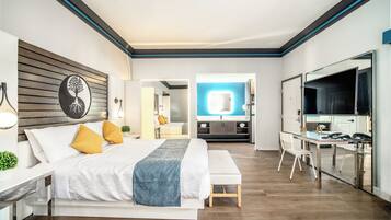 Rom – royal, 1 kingsize-seng, massasjebadekar | Safe på rommet, skrivebord, blendingsgardiner og strykejern/-brett