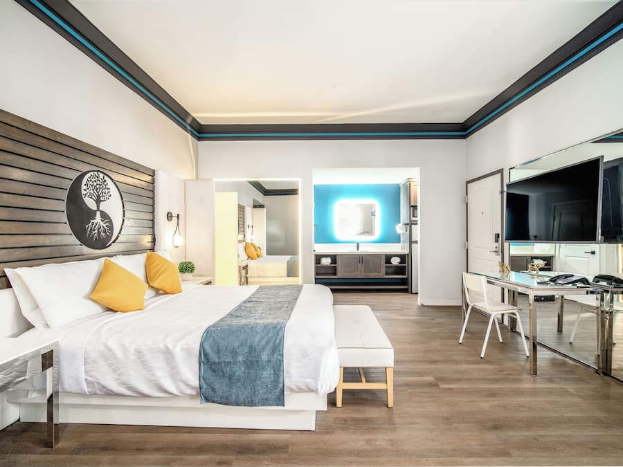 Royal Room, 1 King Bed, Jetted Tub | In-room safe, desk, blackout drapes, iron/ironing board