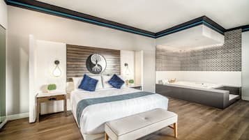 Luksusrom, 1 kingsize-seng, massasjebadekar | Safe på rommet, skrivebord, blendingsgardiner og strykejern/-brett