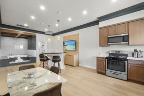Presidential Suite, 1 King Bed, Jetted Tub | Private kitchen | Microwave - Aspire Inn Studios & Spas (Bellflower)