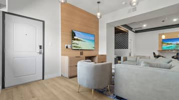 Suite presidencial, 1 cama King size, hidromasaje | Área de sala de estar | Smart TV de 55 pulgadas con canales vía satélite y televisión