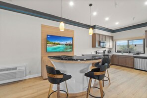 Presidential Suite, 1 King Bed, Jetted Tub | Minibar - Aspire Inn Studios & Spas (Bellflower)