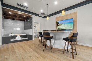 55-inch Smart TV with satellite channels, TV - Aspire Inn Studios & Spas (Bellflower)