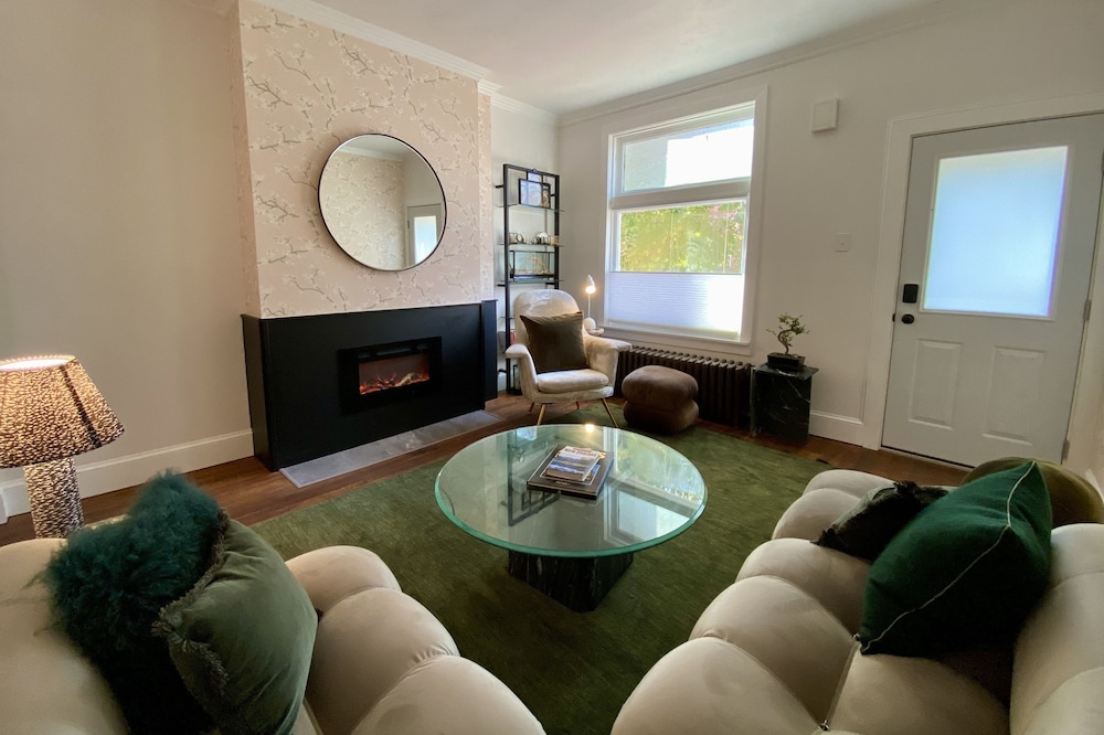 Peaceful full home in the heart of Southside Flats.