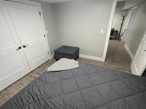 1 bedroom, desk, free WiFi, bed sheets - Modern, no street noise, central location! (Dalton)