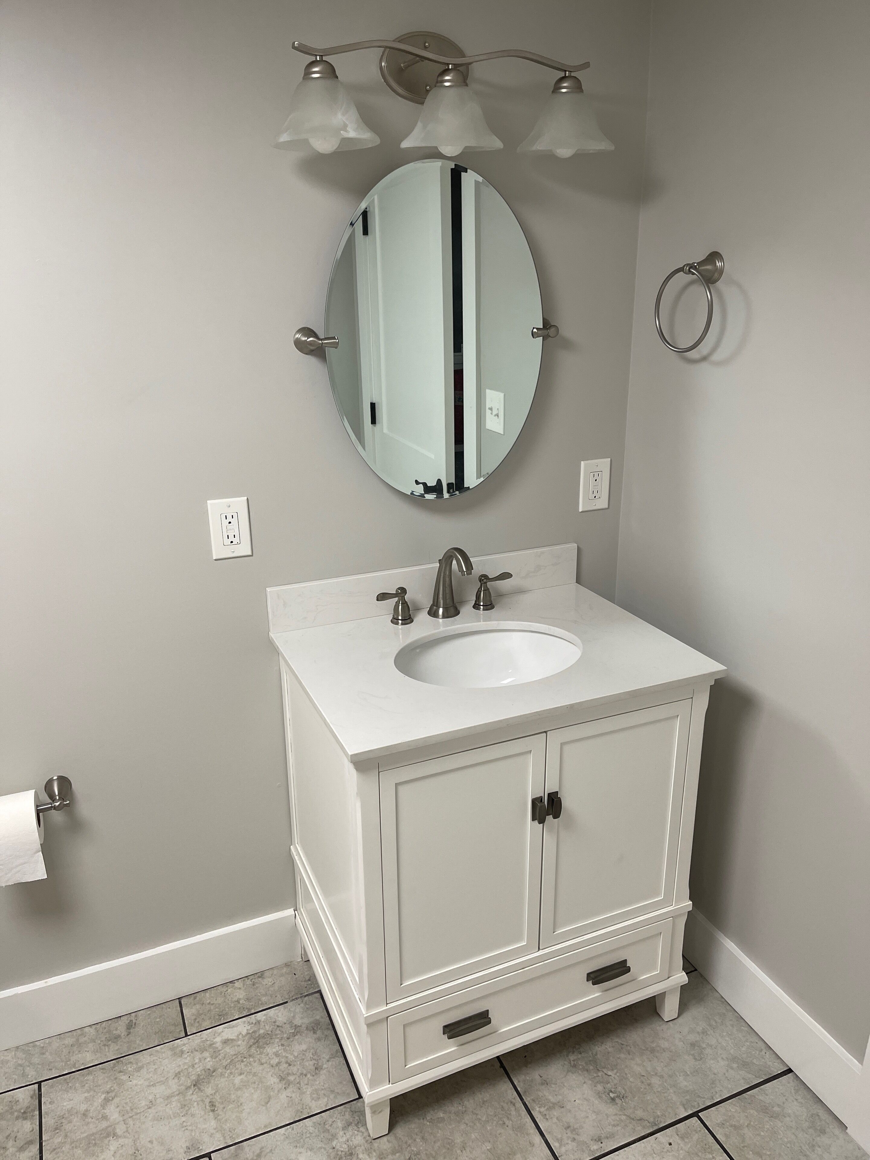Douche, serviettes fournies, papier de toilette