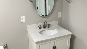 Douche, serviettes fournies, papier de toilette