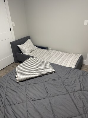 1 bedroom, desk, free WiFi, bed sheets - Modern, no street noise, central location! (Dalton)