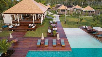 2 piscinas externas, funciona das 8h às 21h, guarda-sóis