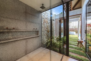 Bungalou prèmium | Bany | Dutxa, capçal de dutxa tipus cascada i articles de tocador gratuïts