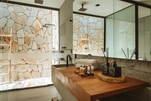 Master Suite Sea View | Bathroom | Shower, rainfall showerhead, free toiletries, hair dryer - Tuju Boutique Hotel (Passo de Camaragibe)